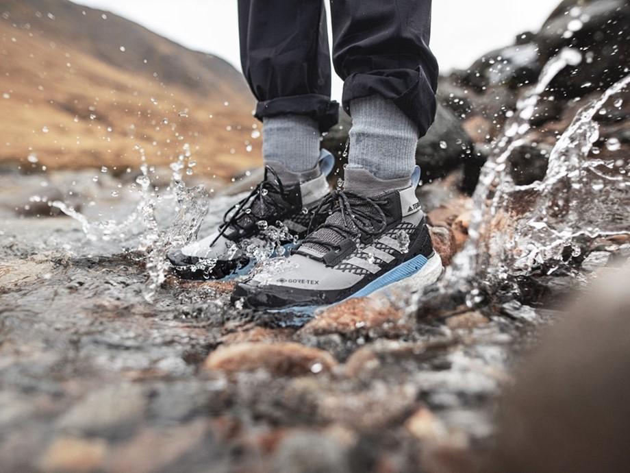 قدم زدن در رودخانه با کفش ضد آب آدیداس